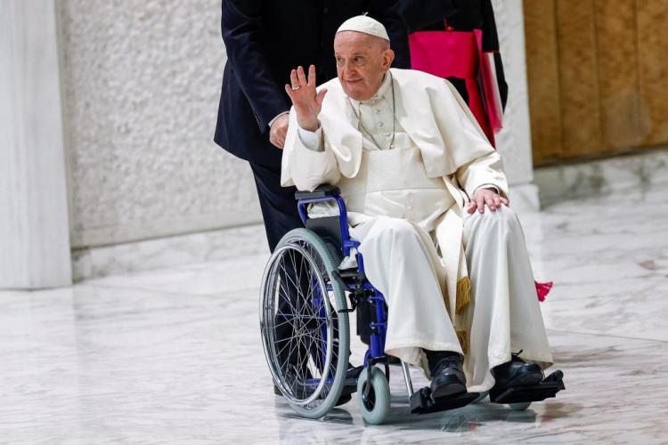 Papa Francisc a apărut pentru prima dată în scaun cu rotile în public. Care este starea de sănătate a Suveranului Pontif