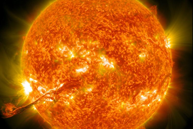  O erupție solară spectaculoasă ar putea „lovi” Pământul, declanșând aurore și furtuni geomagnetice