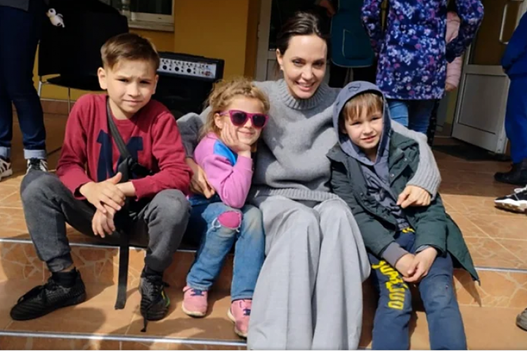 Angelina Jolie a publicat ce a văzut în orașul ucrainean Liov: „Nu are sens să fie provocate astfel de daune copiilor”