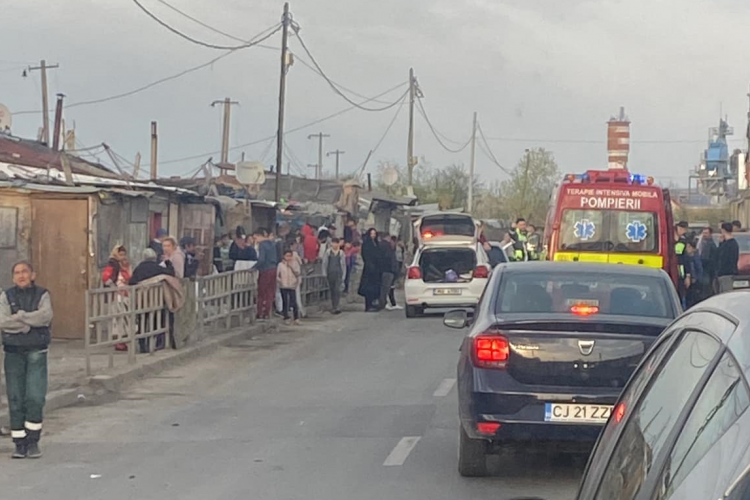 Polițist acuzat de limbaj rasist, după accidentul din colonia de romi a Clujului: Nu ne aruncăm copiii în fața mașinilor