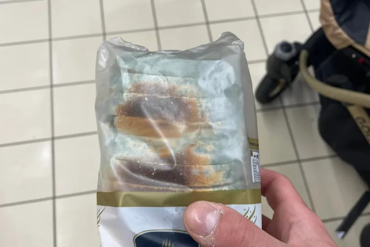 Pâine mucegăită din Cretacic la Carrefour VIVO Cluj! La cât sunt de scumpe, nu le mai cumpără nimeni - FOTO   