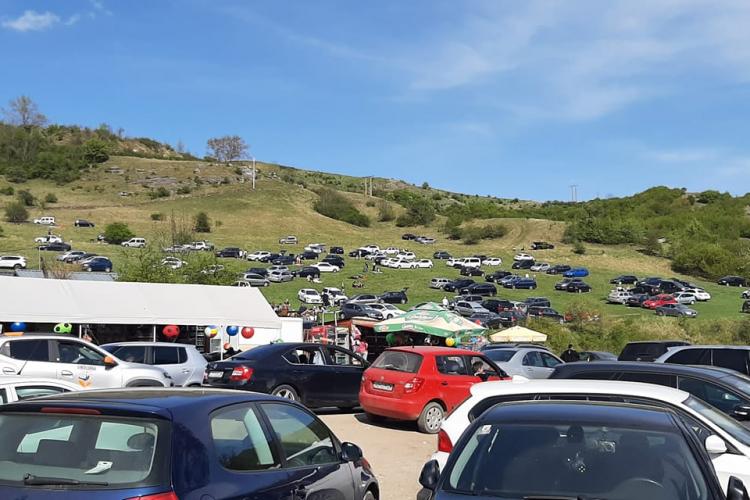 Cheile Turzii: S-au urcat cu mașinile pe deal de 1 Mai. A fost aglomerație de nedescris - FOTO și VIDEO