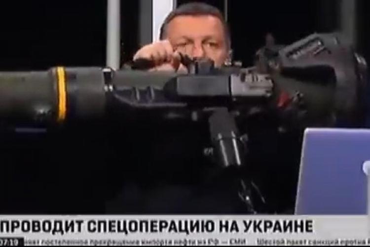 VIDEO. Noaptea minții! Un propagandist rus a adus în platou lansatorul Nlaw, „capturat” din Mariupol: „Vedeți jucăria asta?