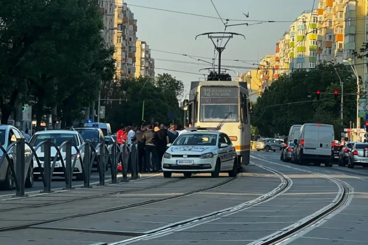 Femeie târâtă de tramvai. Încerca să urce cu un copil aflat în cărucior în mijlocul de transport, iar vatmanul a plecat din stație