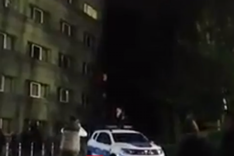 Un tânăr teribilist s-a cocoțat pe mașina unor agenți de poliție din dorința de a strânge cât mai multe vizualizări pe TikTok 