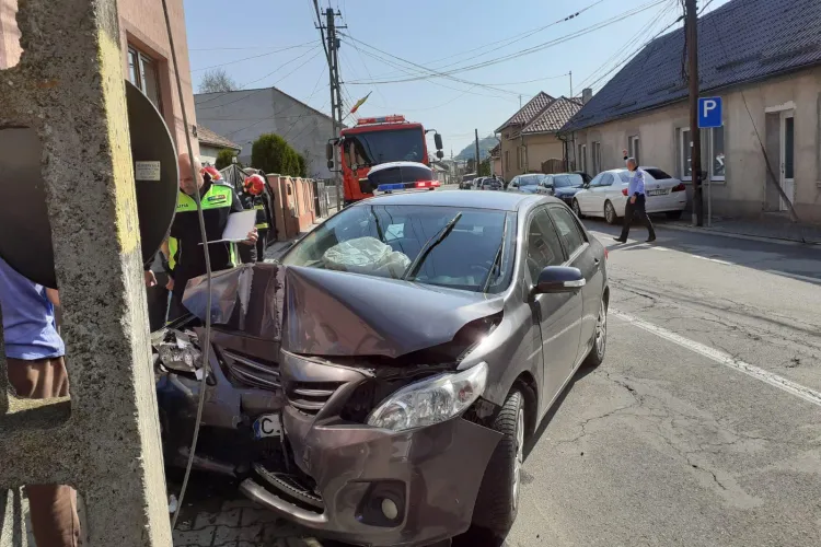 Cluj: Mașină făcută PRAF în urma unui accident. O autospecială cu modul de descarcerare a intervenit