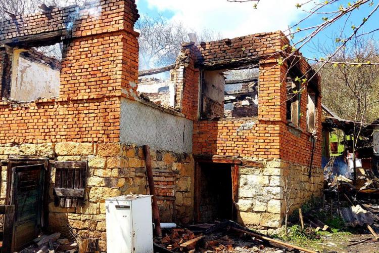 Casă din Cluj, DISTRUSĂ de flăcări. Pompierii au intervenit cu trei autospeciale, însă în zadar
