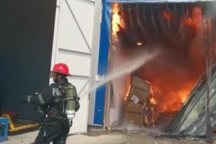 VIDEO. Incendiu puternic la o hală din Dej! Există pericol de prăbușire totală