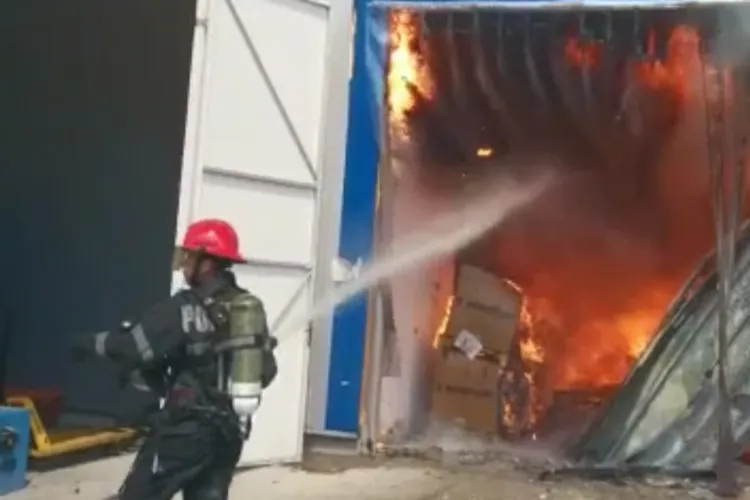 VIDEO. Incendiu puternic la o hală din Dej! Există pericol de prăbușire totală