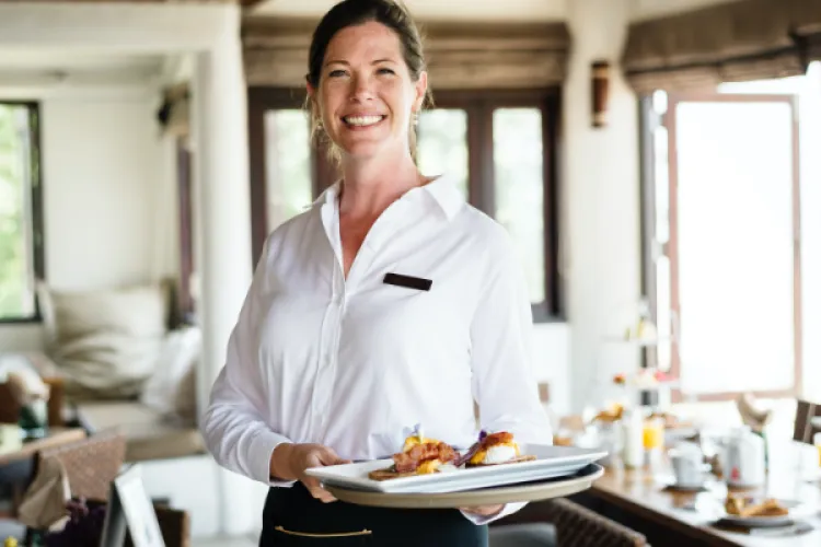 Oferta locurilor de muncă în domeniul HoReCa a crescut după pandemie. Cluj-Napoca, printre orașele cu cele mai multe oferte de muncă