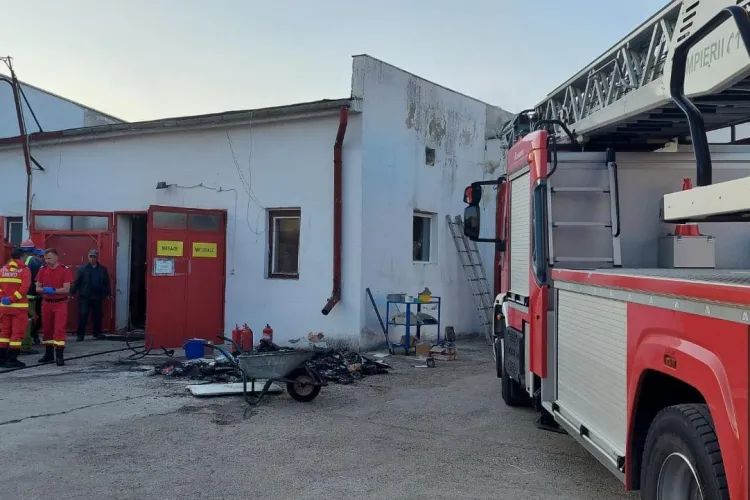 Incendiu puternic în Bonțida. Un depozit a fost cuprins de flăcări