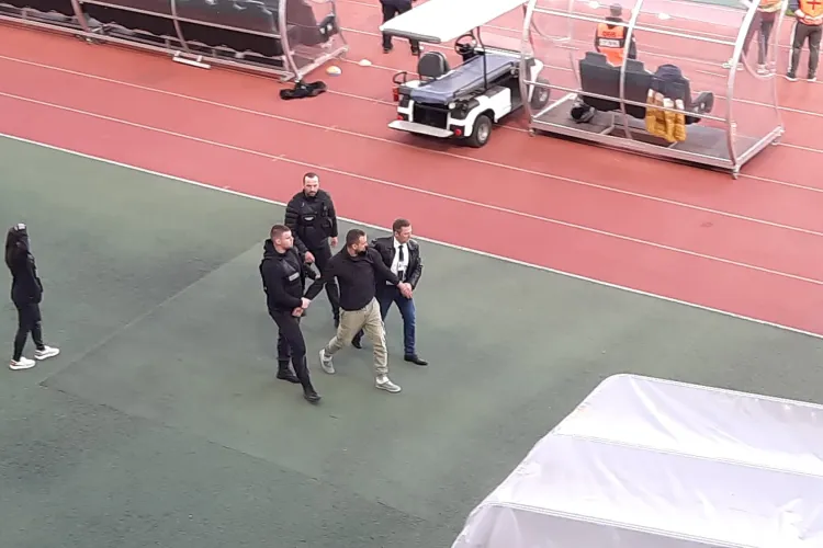 Incidente de la meciul de fotbal U Cluj - Petrolul Ploiești. Jandarmii au dat cu gaze