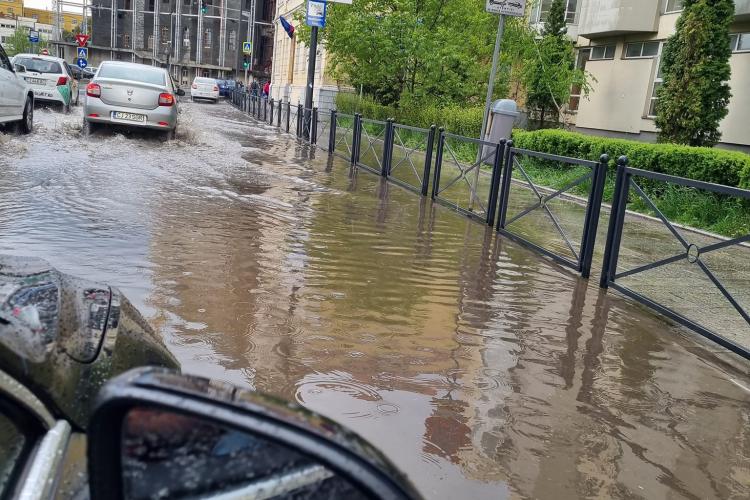 Clujenii ironici, după ce s-a inundat strada Avram Iancu: Poate Emil Boc se referea la Veneția, nu la Barcelona - FOTO   