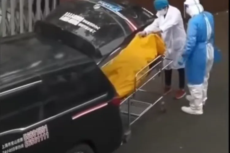 Imagini tulburătoare din Shanghai: Un bătrân este dus la crematoriu deși este încă în viață. Momentul în care începe să miște