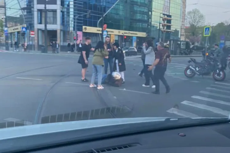 Motociclistă lovită luni seara de o mașină în Piața Mihai Viteazu - FOTO