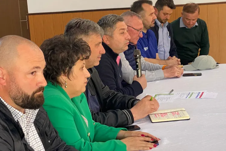 Audiențe publice: Oamenii din Pălatca i-au cerut lui Alin Tișe să repare drumul județean 161G - FOTO