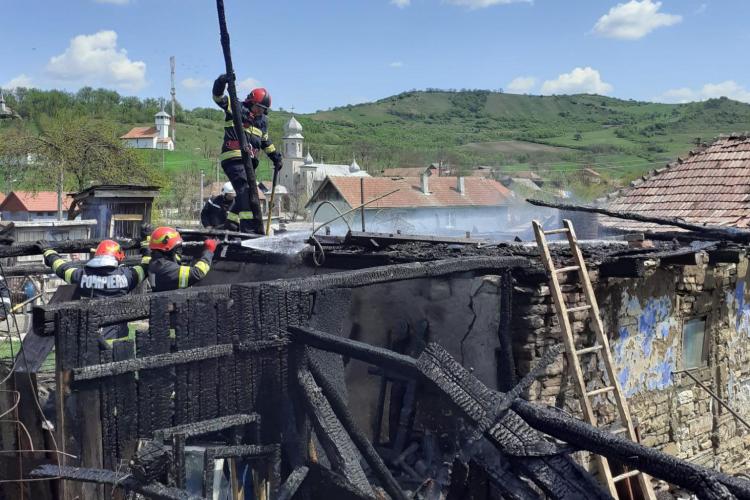 Cluj: Anexă gospodărească, făcută scrum. O scânteie a fost cauza incendiului devastator-FOTO
