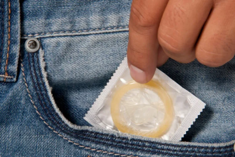 Femeie, condamnată la închisoare pentru că a „sabotat” prezervativele partenerului
