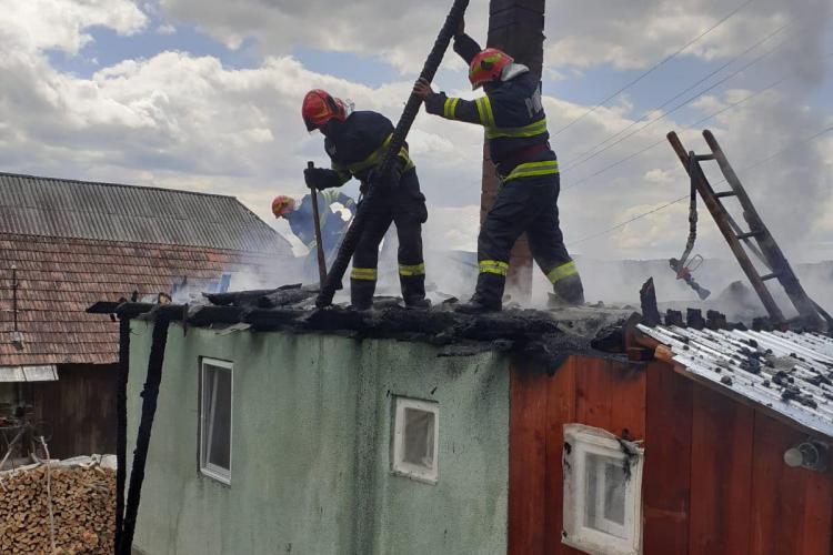 FOTO. Casă din Cluj, distrusă de flăcări. O femeie a fost consultată de către echipajul SMURD