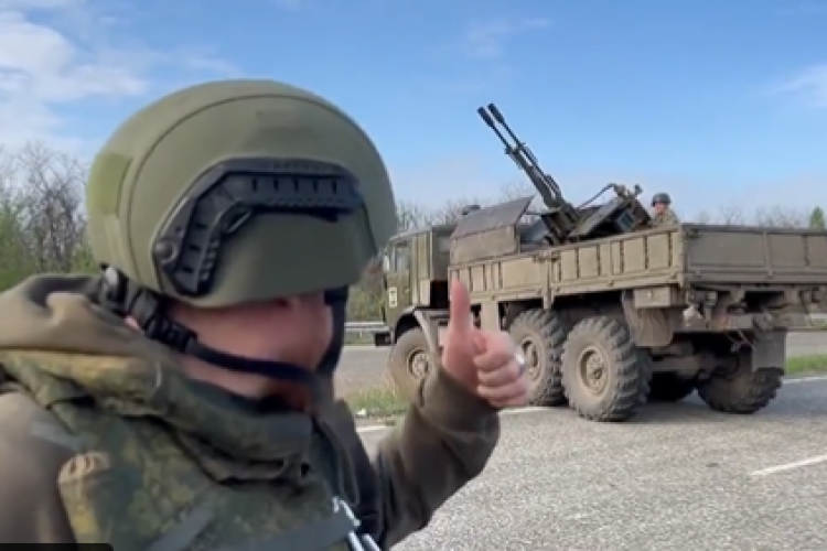 VIDEO – Cum s-a făcut de râs un „jurnalist” militar rus care transmitea de pe frontul din Ucraina