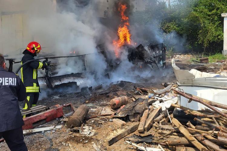 FOTO. Incendiu într-un autobuz din Câmpia Turzii. ISU Cluj a intervenit cu două autospeciale