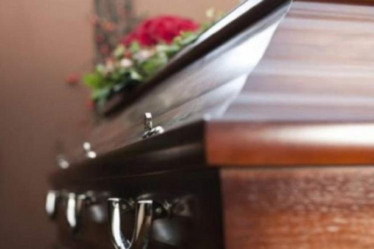 Scene incredibile în timpul unei înmormântări. O femeie declarată moartă a început să bată cu pumnii în sicriu