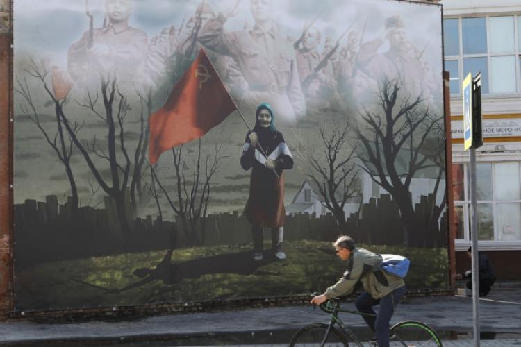 „Babușka Z”. Cum a ajuns o bătrânică din Ucraina un simbol pentru războiul lui Putin