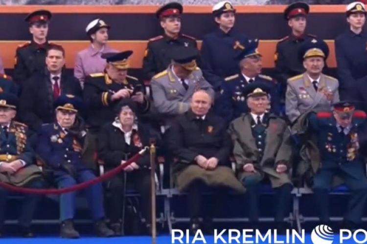 VIDEO. Dictatorul de la Moscova, învelit cu o pătură la parada militară din Piaţa Roşie. Ruşii au anulat şi Avionul Apocalipsei din cauza vremii