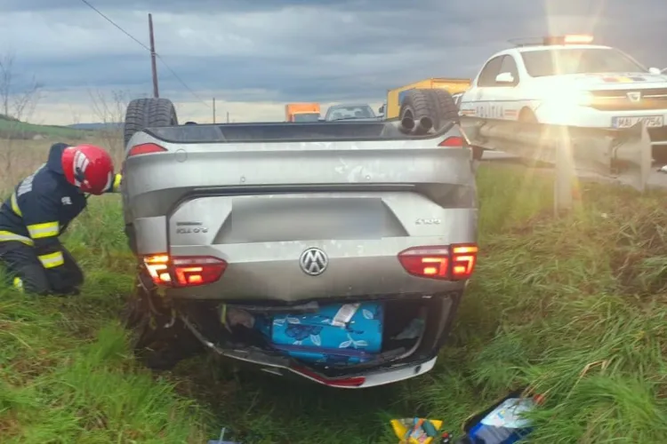 FOTO. Cluj: Accident rutier pe DN1C. O mașină s-a RĂSTURNAT, doi copii mici au avut nevoie de îngrijiri medicale