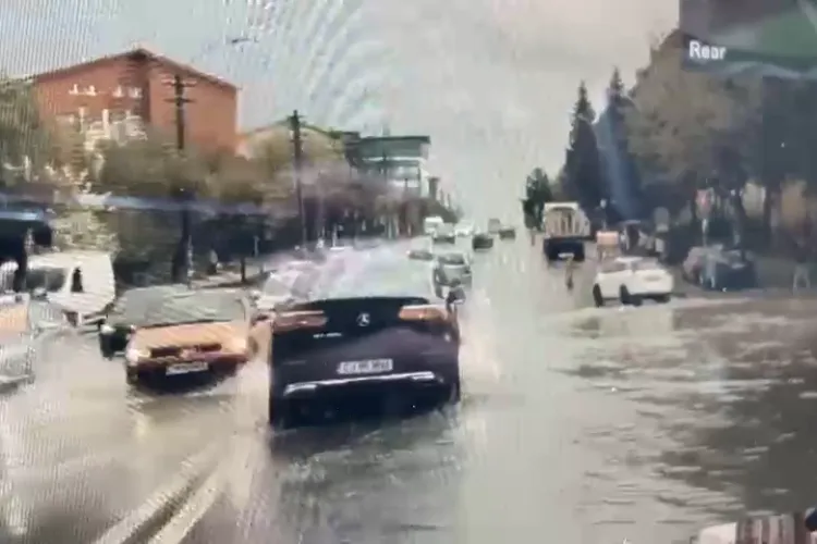 Clujul vrea metrou, dar pe strada Observatorului e lac la fiecare ploaie: Pentru bani s-a distrus țara asta! - VIDEO