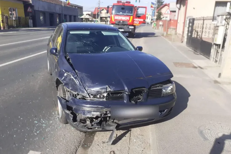 FOTO. Ciocnire violentă între două mașini în Florești. Două femei au ajuns la spital