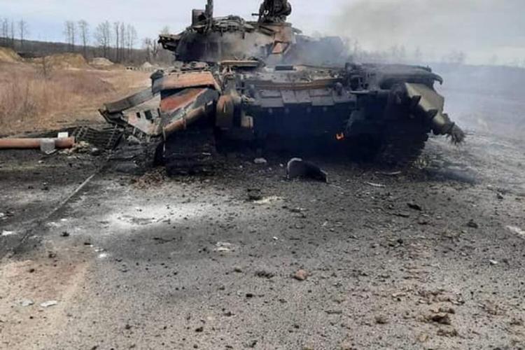 VIDEO. Cel mai scump tanc al armatei ruse, filmat în timp ce e distrus de trupele ucrainene. Mașina de război valora 4 milioane de lire