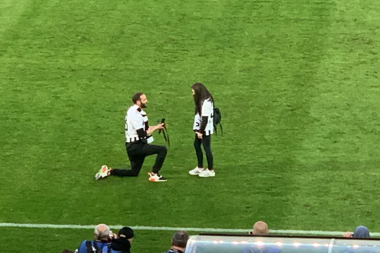 Un fan U Cluj si-a cerut in căsătorie logodnica pe “templul” Cluj Arena - VIDEO SI FOTO