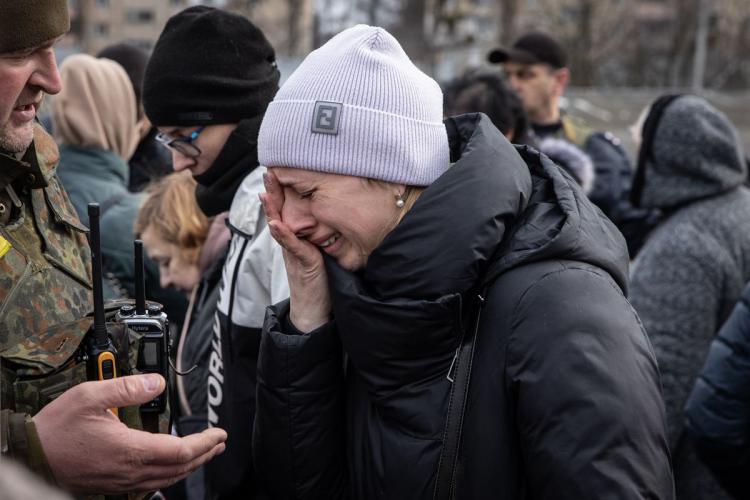 Durere nemărginită! O femeie din Ucraina a adunat într-o cutie rămășițele soțului ucis de ruși. Ocupanții i-au pus cadavrul deasupra unei mine 