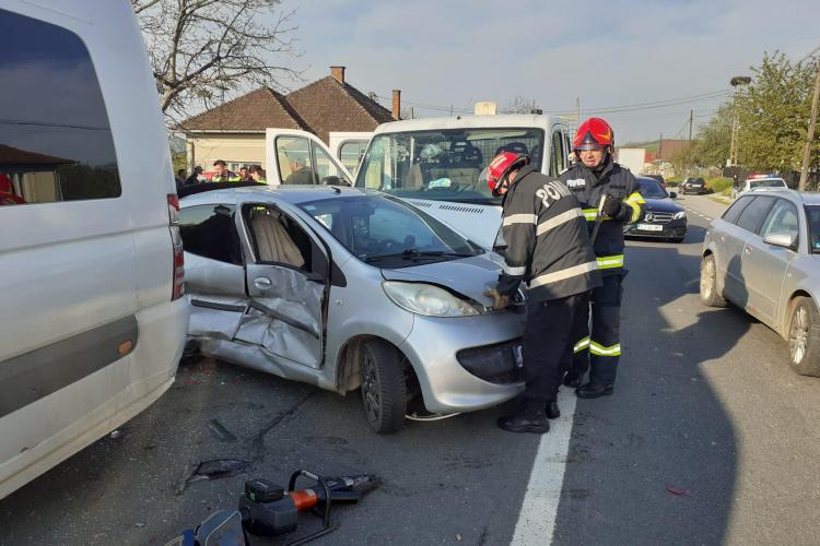 FOTO. Accident teribil în Cluj! Patru mașini, făcute PRAF în urma coliziunii, șapte persoane au ajuns la spital