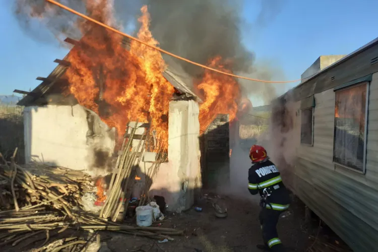 FOTO. Situație dramatică pentru o familie din Cluj. Au dat foc la casă, încercând să aprindă focul în sobă cu combustibil