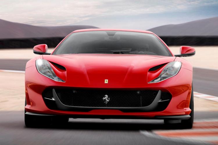 ”Prințișor” clujean primește Ferrari de la ”tati” și îl turează pe drumurile înguste din Mărăști - VIDEO