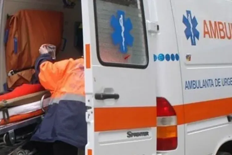 O tânără care a vrut să se sinucidă, a alunecat și a căzut de pe bloc în timp ce vorbea cu polițiștii