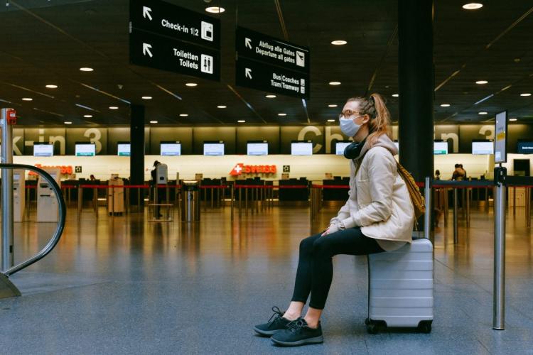 Aeroporturile europene renunță la mască. Purtarea acesteia nu mai este recomandată