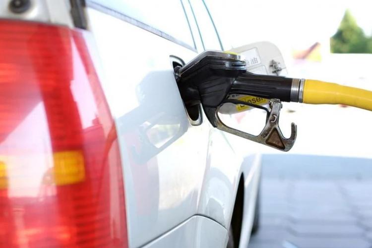 Șoferii români trec granița în Ungaria pentru a face plinul. Carburantul, cu până la 3 lei mai ieftin față de prețul din România