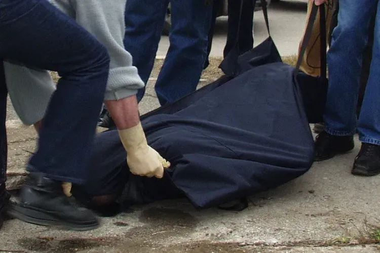 Descoperire macabră într-o localitate din Cluj. Cadavrul unui bărbat, găsit într-un șanț