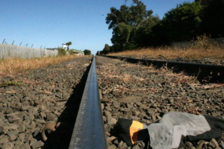 Minunea trăită de un bărbat. A supraviețuit după ce a fost lovit de tren și a rămas prins sub acesta