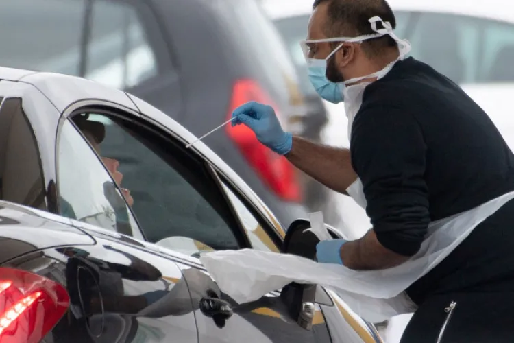 Un bărbat convins că are COVID s-a „sigilat” în propria mașină timp de 10 ore