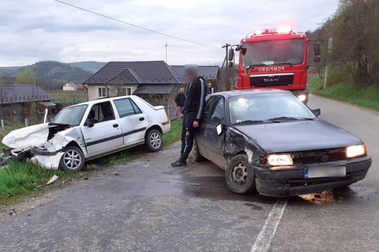 Cluj: Accident rutier în Nireș. Mașină făcută PRAF în urma ciocnirii, o persoană încarcerată