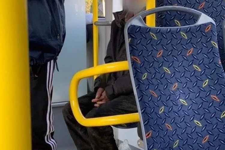 Un om al străzii a lăsat un miros neplăcut, în urma sa, în troleibuzul 5. Ce e de făcut în astfel de cazuri? - FOTO