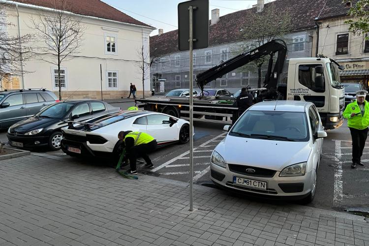 „Sărăcie” mare la Cluj. Lamborghini de 200.000 de euro, ridicat de Poliția Locală. Bolidul de lux era parcat pe loc pentru persoane cu handicap