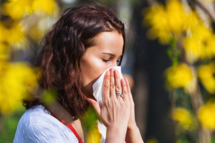 Rinita alergică, eterna problemă a primăverii. Ce simptome are și cum poate fi deosebită de o banală răceală