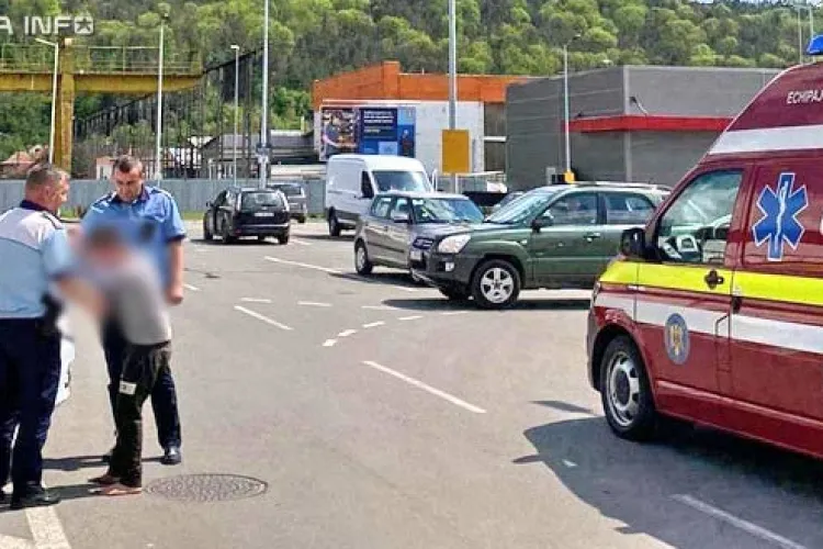 Mama unui copil, amendată pentru că l-a lăsat nesupravegheat! Poliția l-a găsit desculț și agitat, într-o parcare - VIDEO   