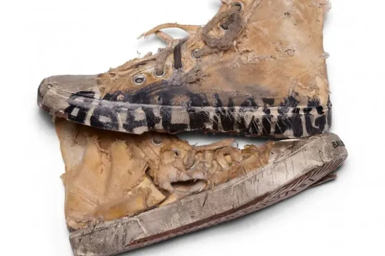 Adidaşi rupţi şi murdari la preţul de aproape 2000 de dolari: „Sunt creaţi pentru a fi purtaţi o viaţă întreagă