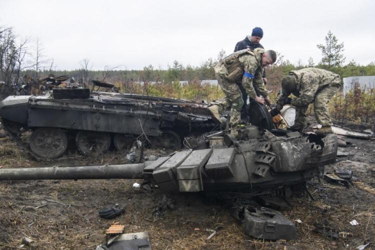 Tancurile ruseşti, distruse uşor de armata ucraineană din cauza unui defect de fabricaţie. Problema, rezolvată în Occident cu decenii în urmă